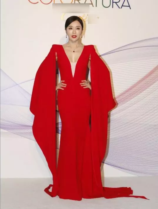 林青霞攜兩愛女出席活動,母女三人似姐妹花,艷壓秦嵐關之琳