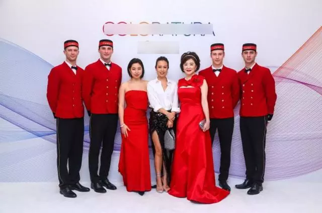 林青霞攜兩愛女出席活動,母女三人似姐妹花,艷壓秦嵐關之琳
