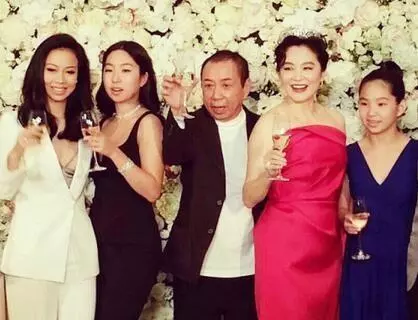 林青霞攜兩愛女出席活動,母女三人似姐妹花,艷壓秦嵐關之琳