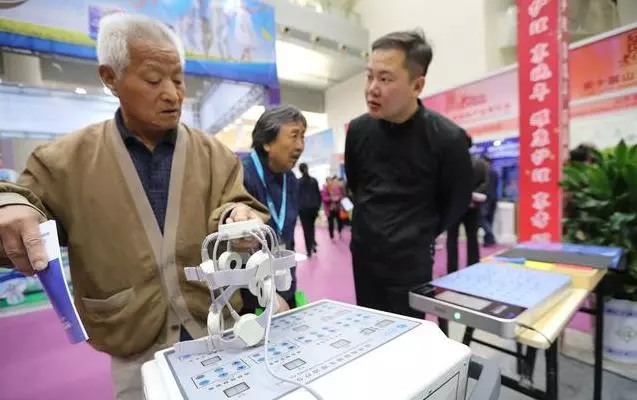 醫生提醒:過了50歲,不想中風,3種食物要儘量遠離,多做2件事,腦血管越來越乾淨