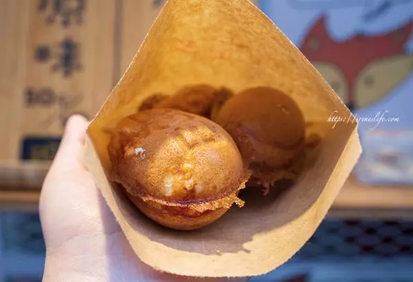 士林夜市美食~雞蛋糕夾入生乳,吉古拉塞入德式香腸,創意小吃無國界