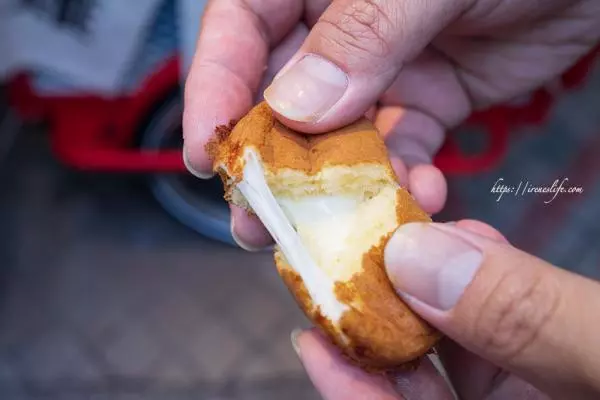 士林夜市美食~雞蛋糕夾入生乳,吉古拉塞入德式香腸,創意小吃無國界