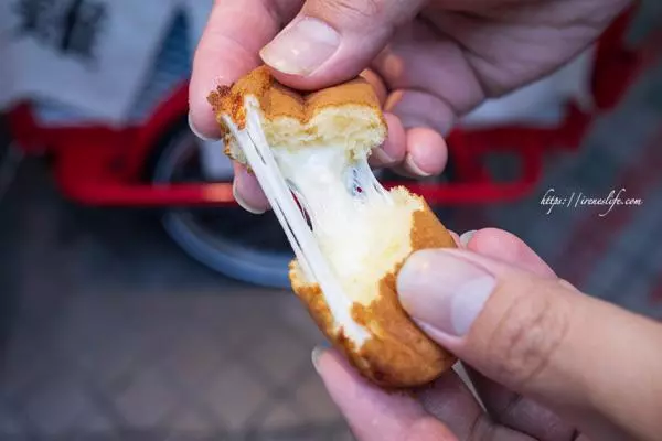 士林夜市美食~雞蛋糕夾入生乳,吉古拉塞入德式香腸,創意小吃無國界