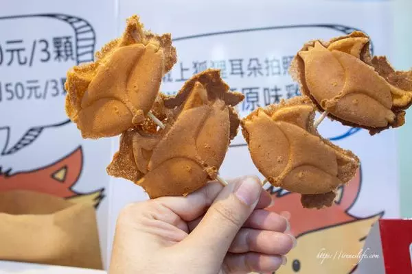 士林夜市美食~雞蛋糕夾入生乳,吉古拉塞入德式香腸,創意小吃無國界