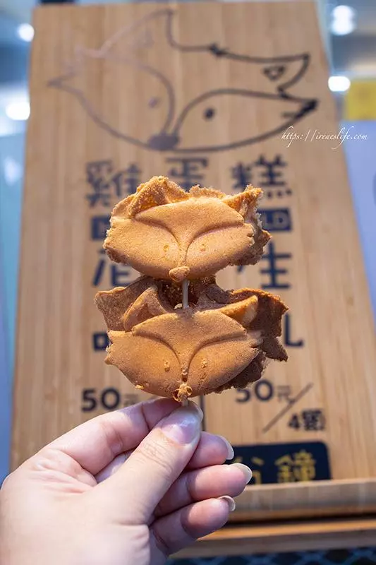 士林夜市美食~雞蛋糕夾入生乳,吉古拉塞入德式香腸,創意小吃無國界