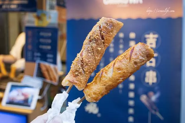 士林夜市美食~雞蛋糕夾入生乳,吉古拉塞入德式香腸,創意小吃無國界