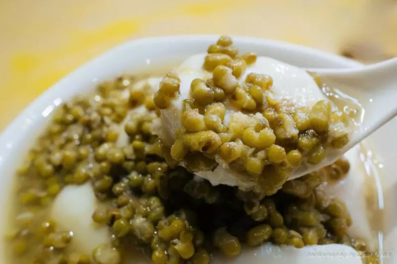 板橋人的私房豆花,綠豆快蓋滿整碗了啦!