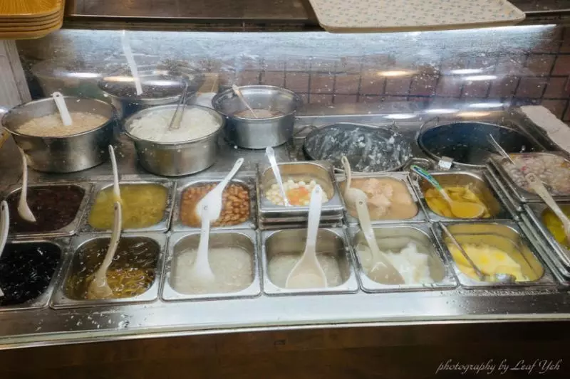 板橋人的私房豆花,綠豆快蓋滿整碗了啦!