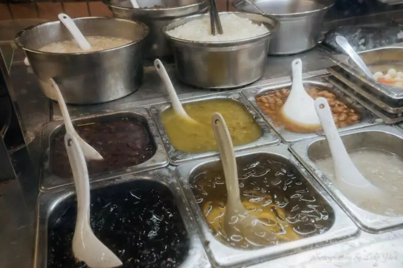 板橋人的私房豆花,綠豆快蓋滿整碗了啦!