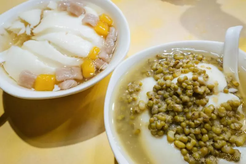 板橋人的私房豆花,綠豆快蓋滿整碗了啦!