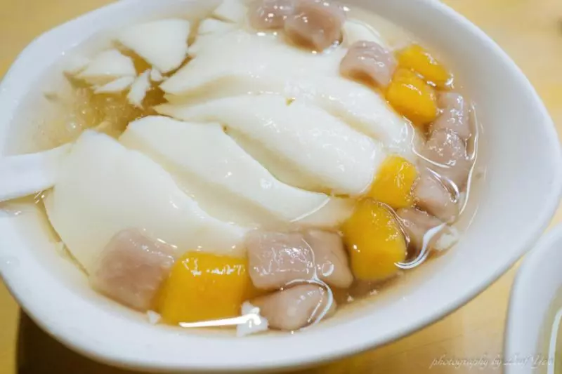 板橋人的私房豆花,綠豆快蓋滿整碗了啦!