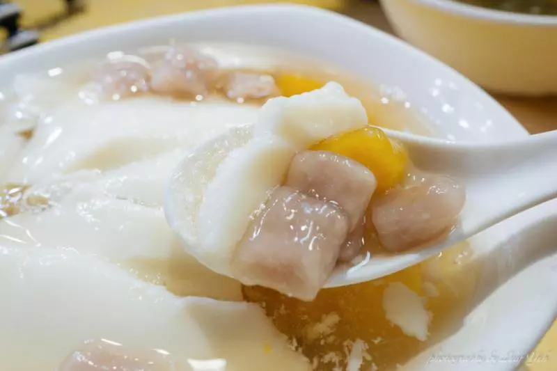 板橋人的私房豆花,綠豆快蓋滿整碗了啦!