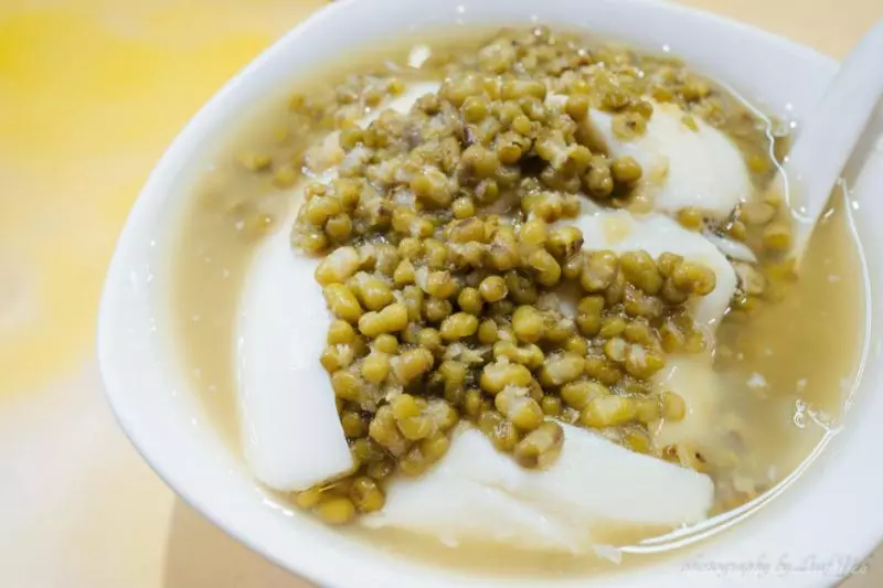 板橋人的私房豆花,綠豆快蓋滿整碗了啦!