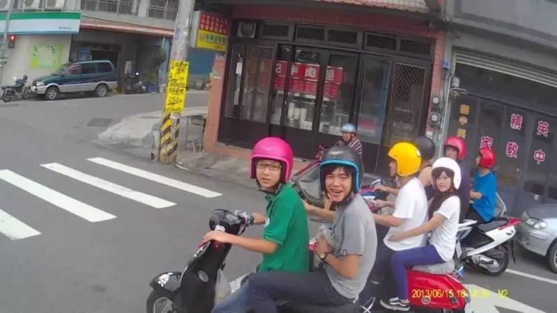 一眼就認出!台灣「屁孩騎車9大常見特徵」,一定騎Many、勁戰或大B...網:還會放一台藍牙喇叭