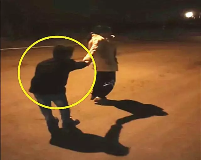 得知爸媽離婚了,6歲兒子狂追媽媽1公裡,跪著求媽媽回家,網友:心碎