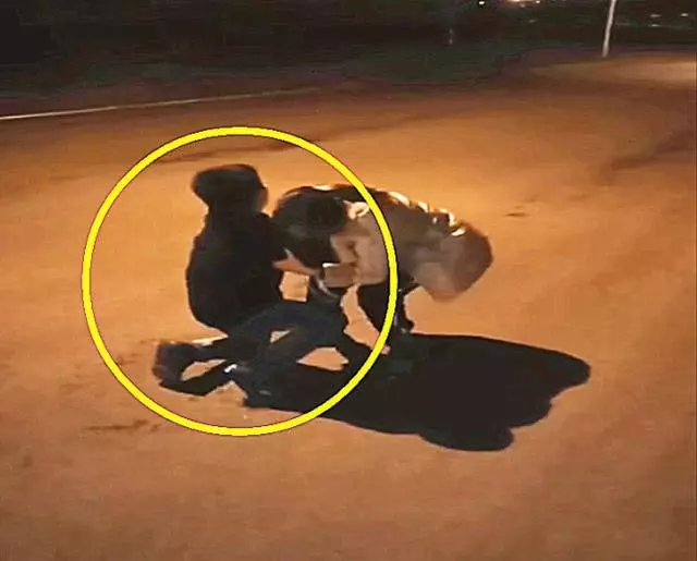得知爸媽離婚了,6歲兒子狂追媽媽1公裡,跪著求媽媽回家,網友:心碎