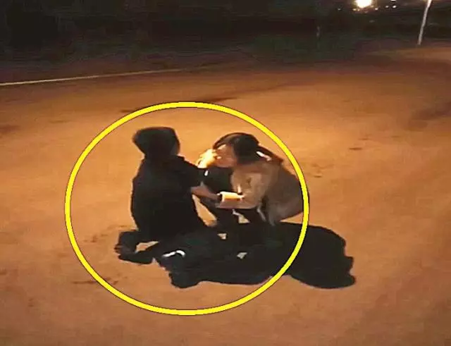 得知爸媽離婚了,6歲兒子狂追媽媽1公裡,跪著求媽媽回家,網友:心碎