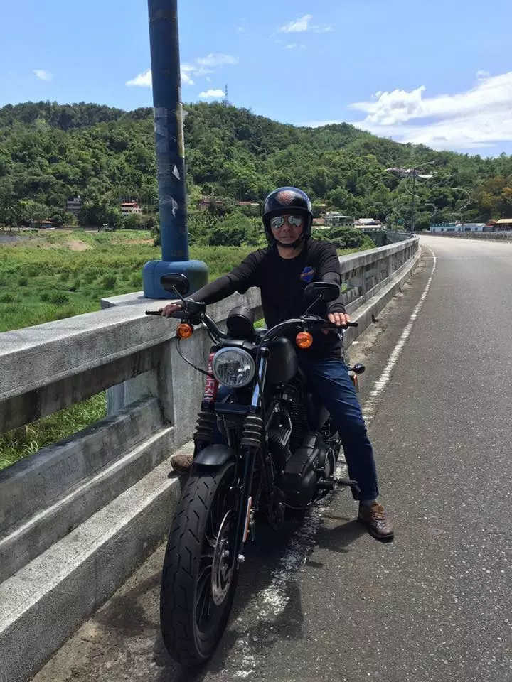 爸爸為養家捨不得買「最愛的哈雷機車」,當兒子湊錢替他圓夢「他的反應」讓網友忍不住哭了...