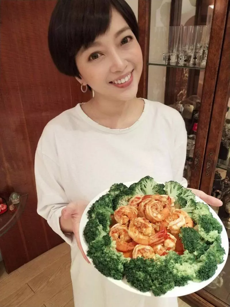 第一次在夫家過年!貝童彤年夜飯「見婆婆起爭執」崩潰嚇傻 半夜2點「呆坐客廳」淚喊:我想回娘家....