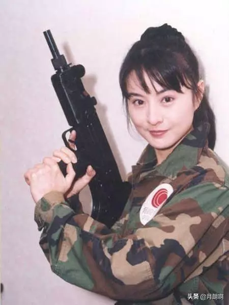 她拳打洪金寶腳踢元彪,功夫強過楊紫瓊,如今60歲依舊英姿颯爽