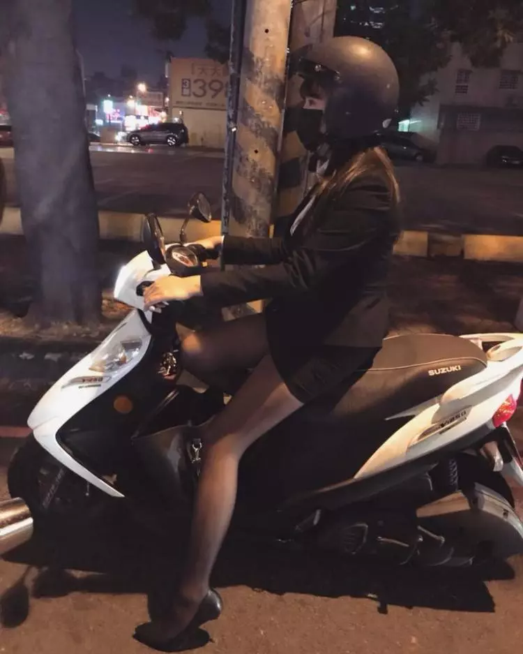 為啥馬牌女業務都穿黑絲?專業賞車鄉民「盤點全台超巨女業務」網暴動:車頭燈好大