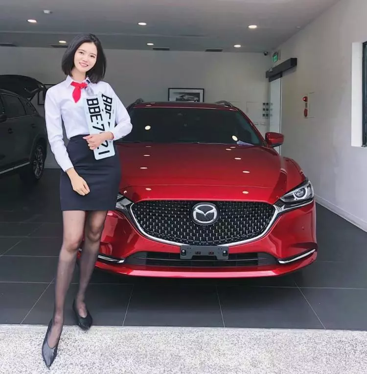 為啥馬牌女業務都穿黑絲?專業賞車鄉民「盤點全台超巨女業務」網暴動:車頭燈好大