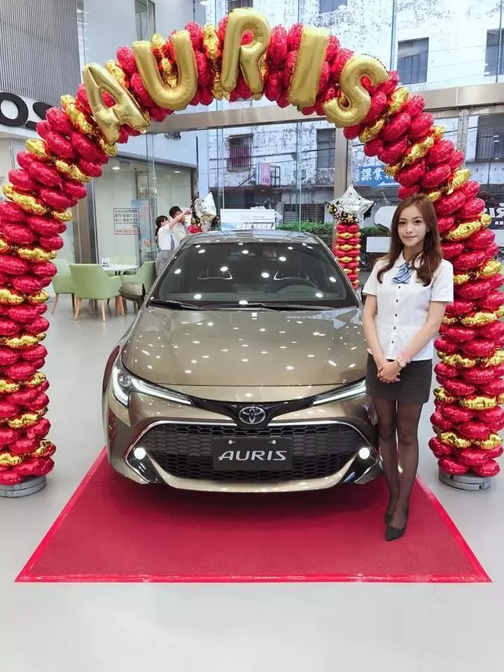 為啥馬牌女業務都穿黑絲?專業賞車鄉民「盤點全台超巨女業務」網暴動:車頭燈好大