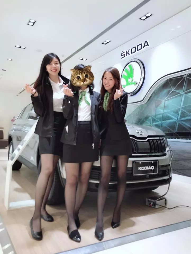 為啥馬牌女業務都穿黑絲?專業賞車鄉民「盤點全台超巨女業務」網暴動:車頭燈好大