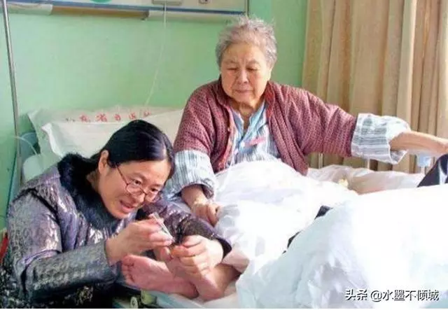 母親住院女兒探望?兒子堵住病房門:不簽放棄財產協議,不許探望