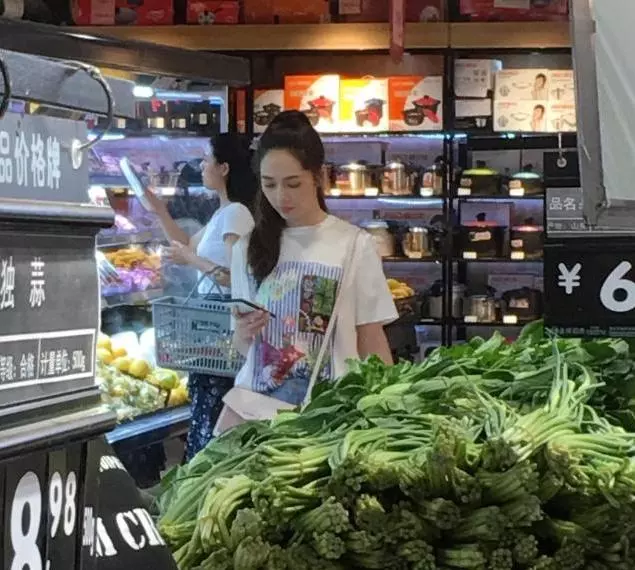 郭碧婷現身超市買菜,想盡責當一個好老婆,網友表示向佐有口福了~~~