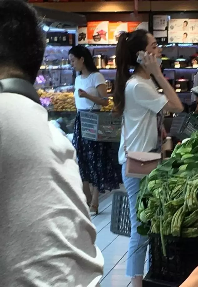 郭碧婷現身超市買菜,想盡責當一個好老婆,網友表示向佐有口福了~~~