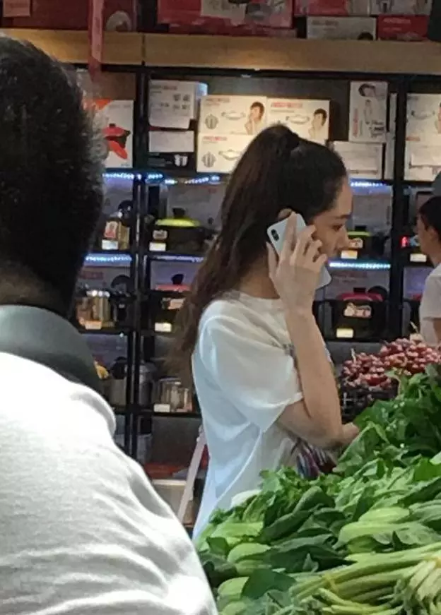 郭碧婷現身超市買菜,想盡責當一個好老婆,網友表示向佐有口福了~~~