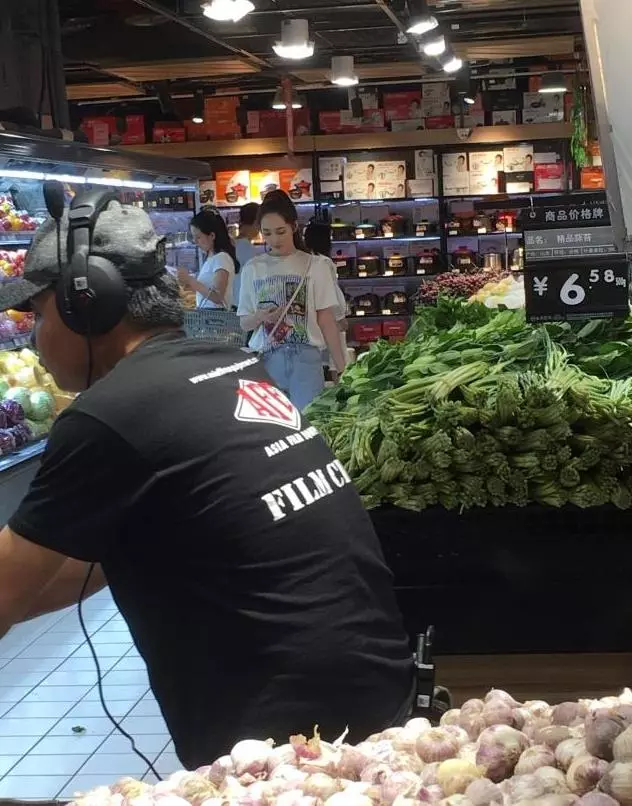 郭碧婷現身超市買菜,想盡責當一個好老婆,網友表示向佐有口福了~~~