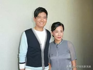 64歲周潤發帥氣依舊,前妻和現任老婆同樣59歲,顏值竟差這麼大!