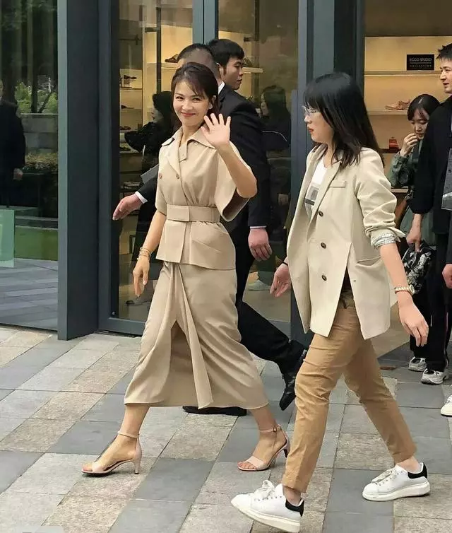 劉濤現身撈金生圖「臉圓如球」,緊勒腰帶隔著螢幕都感覺難受!