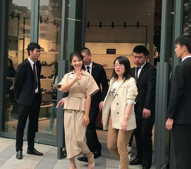 劉濤現身撈金生圖「臉圓如球」,緊勒腰帶隔著螢幕都感覺難受!