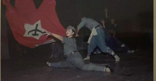 劉濤現身撈金生圖「臉圓如球」,緊勒腰帶隔著螢幕都感覺難受!