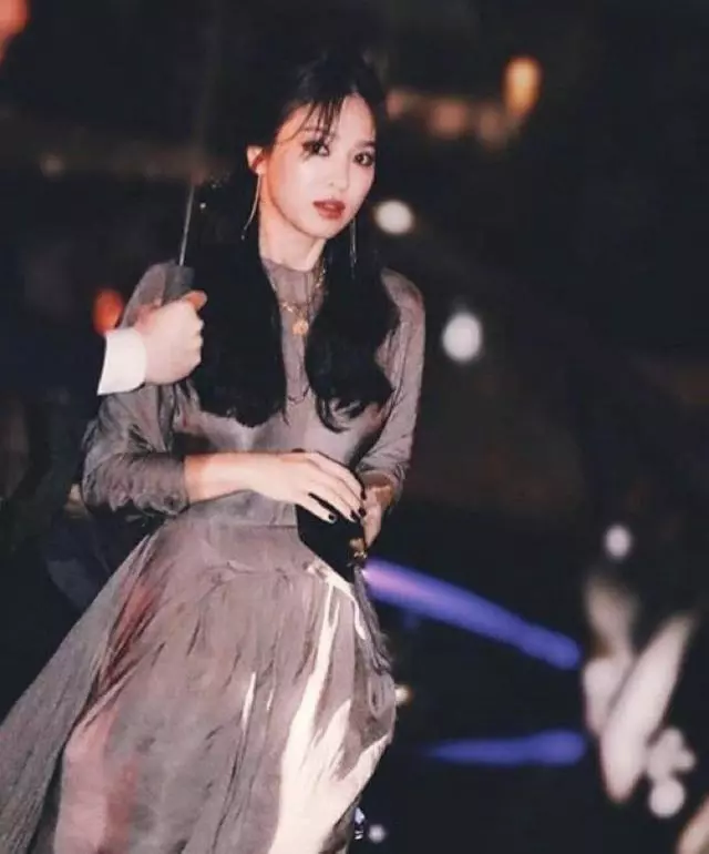 宋慧喬罕見濃妝艷抹現身,扎馬尾辮化身「夜場女王」太吸睛!