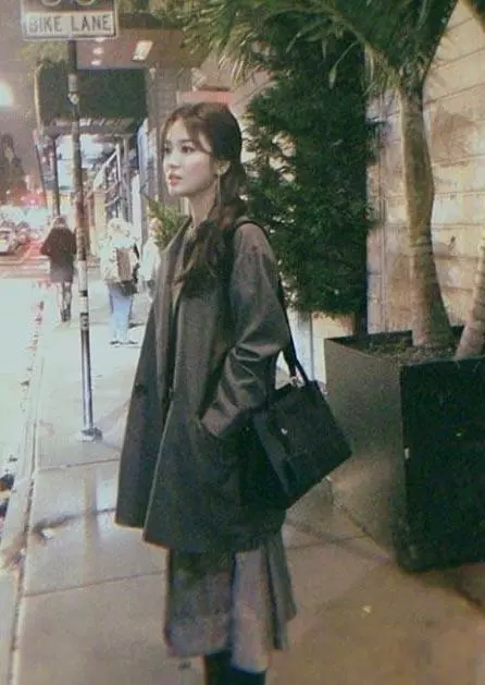 宋慧喬罕見濃妝艷抹現身,扎馬尾辮化身「夜場女王」太吸睛!