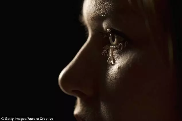 人真的會「心碎嗎」？科學家證實[失去摯愛心碎是真的]可能嚴重到甚至還會讓「心臟停止跳動」！