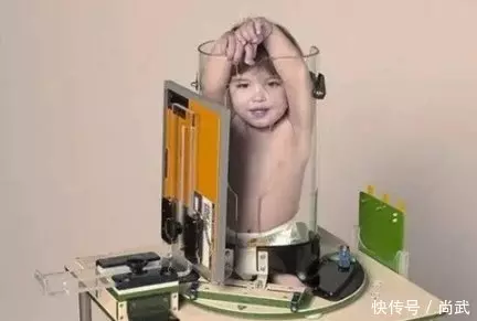 嬰兒被強行塞進「玻璃瓶」引網友唾罵,背後的原因卻令人感動!