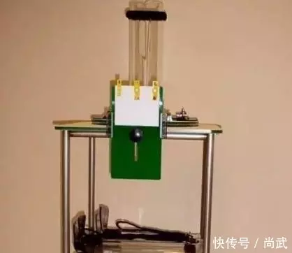 嬰兒被強行塞進「玻璃瓶」引網友唾罵,背後的原因卻令人感動!