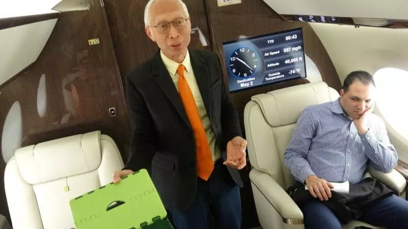 郭台銘有多拚? 私人專機暗藏意想不到小物