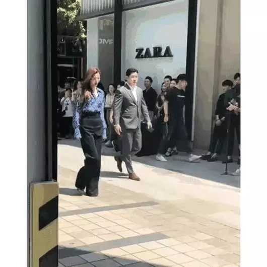 又一個超級辣媽劉詩詩,四爺吳奇隆擁有了兩個乖巧寶寶