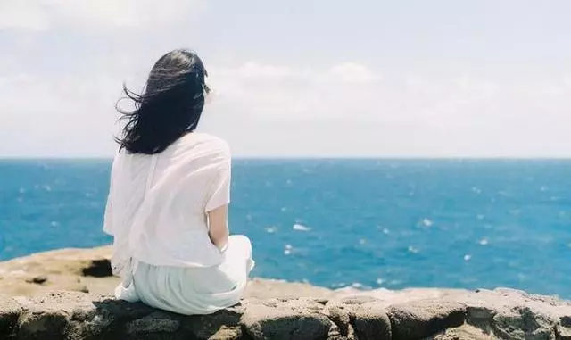 遠嫁坐月子沒人照顧,找婆婆說沒空,早上醒來打開房門我紅了眼眶