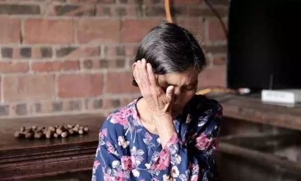 村婦救落水小男孩一命,男孩爺爺卻質問她為何要救人,她立刻報警