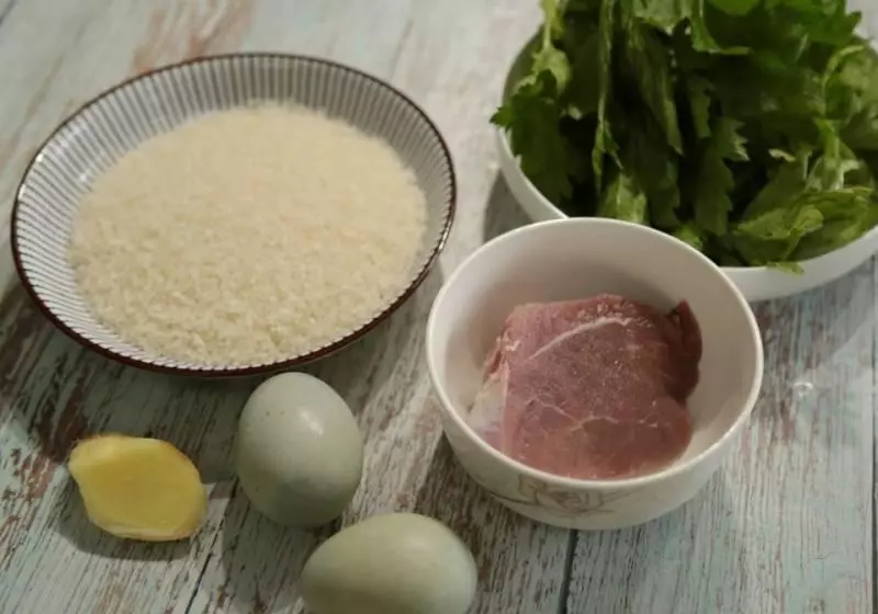 正宗皮蛋瘦肉粥做法,直接下米?錯!腌肉加澱粉和蛋清?錯!