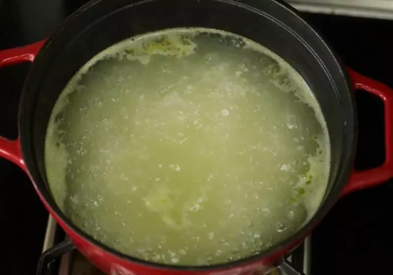 正宗皮蛋瘦肉粥做法,直接下米?錯!腌肉加澱粉和蛋清?錯!