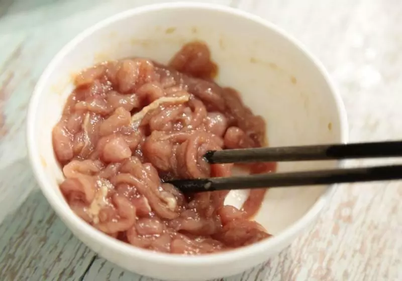 正宗皮蛋瘦肉粥做法,直接下米?錯!腌肉加澱粉和蛋清?錯!