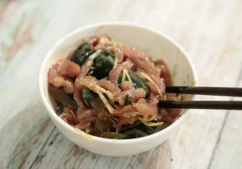 正宗皮蛋瘦肉粥做法,直接下米?錯!腌肉加澱粉和蛋清?錯!